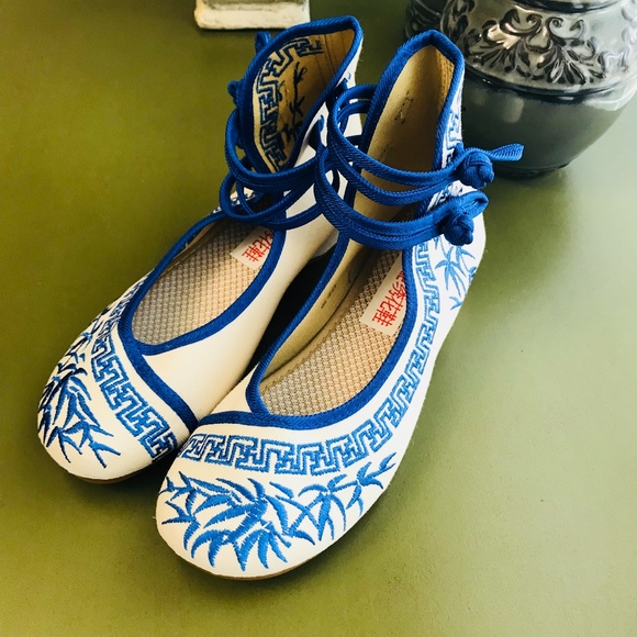 Blue & Beige Embroidered Flats- Size 7.5 - Picture 3 of 7